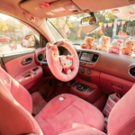 Intérieur de voiture décoré avec des accessoires Hello Kitty rose : housse de volant et coussin appuie-tête