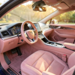 Intérieur de Tesla personnalisé avec accessoires roses : tapis de sol, coussin et coque de clé assortis