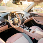 Intérieur de voiture féminin et bien organisé avec accessoires pratiques posés sur le siège passager