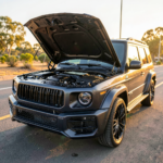 Mercedes-AMG G 63 noire garée de face, mettant en valeur la calandre AMG et le design carré iconique de la Classe G