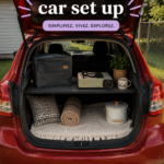 Aménagement minimaliste d'une voiture avec des éléments de confort