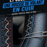 Couvre-volant en cuir installé sur un volant de voiture, ajoutant une touche d'élégance.