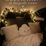 Banquette arrière d'une voiture décorée avec des coussins et des couvertures cosy