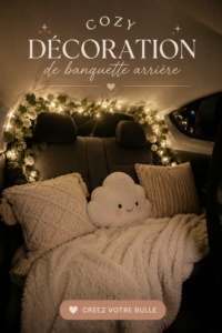 Banquette arrière d'une voiture décorée avec des coussins et des couvertures cosy