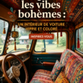 Intérieur de voiture décoré dans un style boho avec des coussins colorés et des plantes.