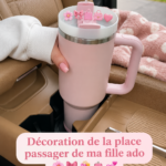 Un siège passager décoré avec des accessoires colorés pour adolescentes dans une voiture