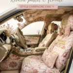 Intérieur de voiture décoré avec des motifs pastel et floraux inspirés du style cottagecore.