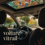 Vitre avec motifs de vitrail sur une voiture
