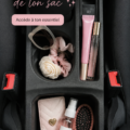 Femme souriante découvrant des accessoires dans son sac à main