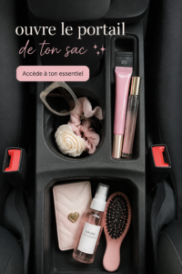 Femme souriante découvrant des accessoires dans son sac à main