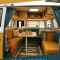 Intérieur vintage d'un VW Combi avec une déco chaleureuse et colorée.