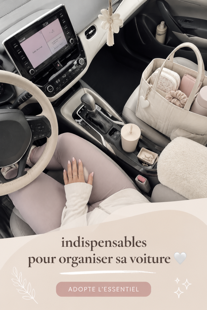 Intérieur de voiture bien organisé avec des accessoires pratiques