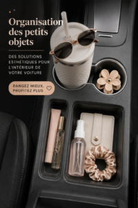 Intérieur d'une voiture bien organisé avec des accessoires esthétiques.