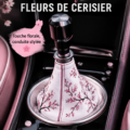 Sabots Sakura White Cherry Blossom sur un fond printanier