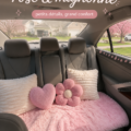Siège arrière de voiture décoré avec des éléments pinky et adorables